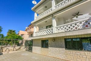 Balkón alebo terasa v ubytovaní Apartment Eni Selce