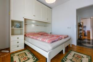 Posteľ alebo postele v izbe v ubytovaní Apartment Eni Selce