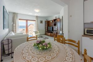 Kuchyňa alebo kuchynka v ubytovaní Apartment Eni Selce