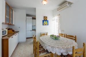 Kuchyňa alebo kuchynka v ubytovaní Apartment Eni Selce
