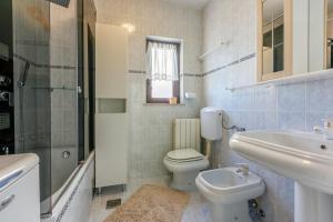 Kúpeľňa v ubytovaní Apartment Eni Selce + 37 fotografií