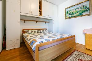 Posteľ alebo postele v izbe v ubytovaní Apartment Eni Selce