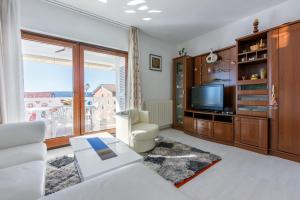 Televízia a/alebo spoločenská miestnosť v ubytovaní Apartment Eni Selce