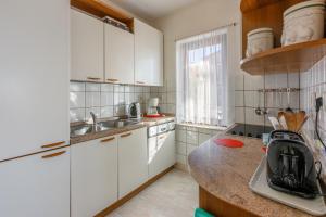 Kuchyňa alebo kuchynka v ubytovaní Apartment Eni Selce