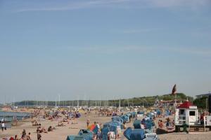 キュールングスボルンにあるResidenz-Ostseewind-Wohnung-12-9571の多くの人が訪れる浜