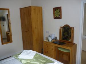 A bed or beds in a room at Affcot Lodge 