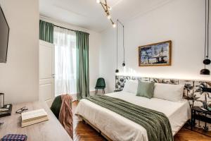 Un dormitorio con una cama grande y una ventana en Oasi Urbana 41 en Roma