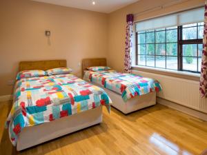 En eller flere senge i et værelse på Carrick Villa