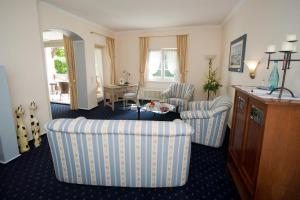 a living room with two chairs and a table at Hotel Aselager Mühle in Herzlake