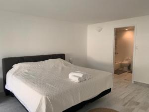 a bedroom with a bed with two towels on it at Appartement neuf en plein cœur de Philipsburg in Philipsburg