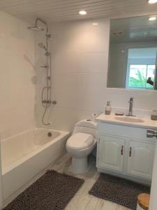 a bathroom with a toilet and a tub and a sink at Appartement neuf en plein cœur de Philipsburg in Philipsburg