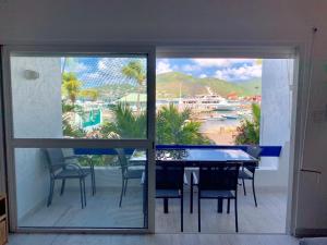 a dining room with a view of a table and chairs at Appartement neuf en plein cœur de Philipsburg in Philipsburg