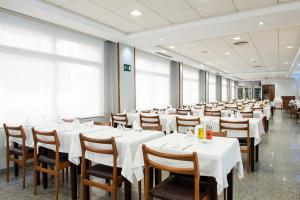 
a large room filled with tables and chairs at Hotel Melina in Benidorm
