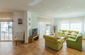 サン・リュイスにあるVilla Arena Blancaのソファとテレビのあるリビングルーム