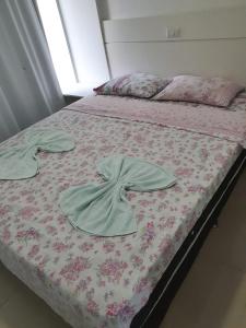 A bed or beds in a room at Flat no Hotel Carneiro de Tamandaré PRAIA DOS CARNEIROS