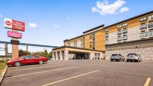 dos coches estacionados en un estacionamiento frente a un hotel en Best Western Plus Clarks Summit Scranton Hotel en Clarks Summit