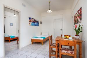 Posteľ alebo postele v izbe v ubytovaní Mylos Apartments Anissaras