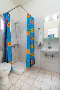 Kúpeľňa v ubytovaní Mylos Apartments Anissaras