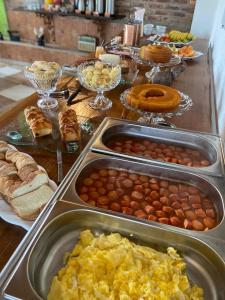 um buffet com muitos tipos diferentes de alimentos para o pequeno-almoço em Pousada Jardim dos Elefantes em Catas Altas