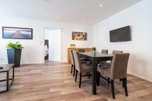 Televízia a/alebo spoločenská miestnosť v ubytovaní Kaiser Max Design Appartements