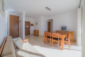 ein Wohnzimmer mit einem Tisch und einem Esszimmer in der Unterkunft Atlantida by Garvetur in Quarteira