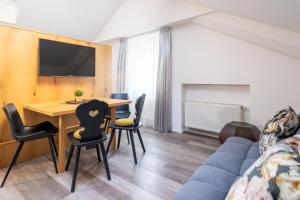 Televízia a/alebo spoločenská miestnosť v ubytovaní Kaiser Max Design Appartements
