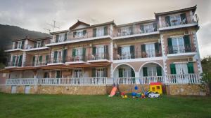 Το κτήριο όπου στεγάζεται  το ξενοδοχείο διαμερισμάτων