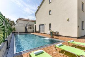 Bazén v ubytovaní Batimat Apartments alebo v jeho blízkosti
