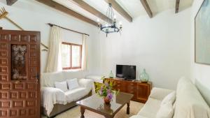 sala de estar con sofá y mesa en Casa El Vegetal Arriate by Ruralidays, en Arriate