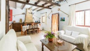 sala de estar con muebles blancos y mesa en Casa El Vegetal Arriate by Ruralidays, en Arriate