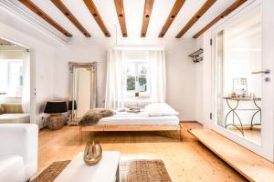 A bed or beds in a room at Family Wellhouse Green Garden direct in Salzburg, sunny big garden, up to 16 pax, bikes for free, BBQ, sunbeds, parking for free, 15 min sound of music