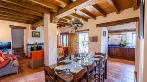 uma sala de jantar e sala de estar com mesa e cadeiras em Los Huertos Antequera - La Higuera by Ruralidays em Antequera