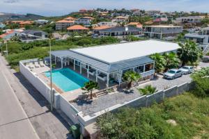 een luchtzicht op een huis met een zwembad bij Boutique Hotel JT Curaçao in Willemstad