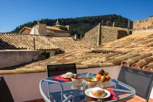 een tafel met eten op het dak bij Macarena's House in Valldemossa