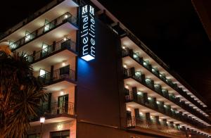 un hotel con un cartel en el costado en Hotel Melina, en Benidorm