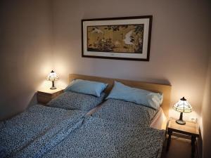 Tempat tidur dalam kamar di Guesthouse with 3 apartments, just outside Berlin, near to Tesla