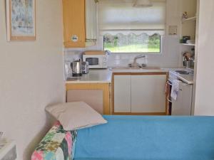 A kitchen or kitchenette at Stone's Throw 