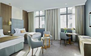 een hotelkamer met een bed en een bureau bij InterContinental Lyon - Hotel Dieu by IHG in Lyon