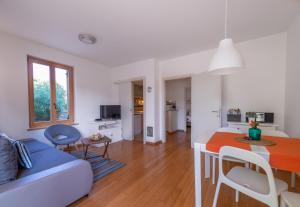 a living room with a blue couch and a table at Casa Bamboo in Banjole