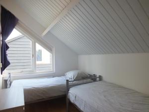 zwei Betten in einem Zimmer mit Fenster in der Unterkunft Camping de Vogel in Hengstdijk + 117 Fotos