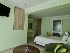 高登灣的住宿－Wilwou At Sea，酒店客房配有一张床铺和一张桌子。