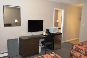 TV a/nebo společenská místnost v ubytování Blue Bell Inn