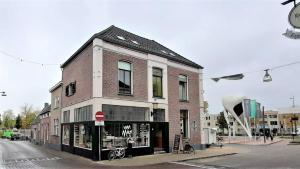 een bakstenen gebouw op de hoek van een straat bij Villa Wanrooy in Doetinchem