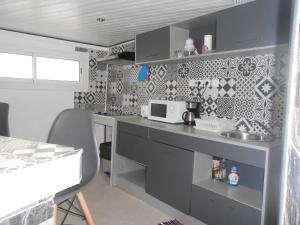Dapur atau dapur kecil di Appartement les Saules à Cilaos