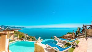 een villa met een zwembad en uitzicht op de oceaan bij Casa Ventanas al Mediterraneo Nerja by Ruralidays in Nerja