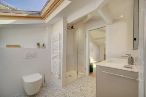 Foto da galeria de IMMOGROOM - Magnificent 180m duplex apartment - Parking - Air conditioning em Cannes