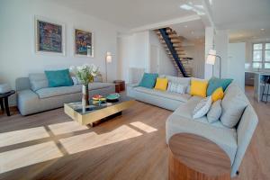uma sala de estar com dois sofás e uma mesa em IMMOGROOM - Magnificent 180m duplex apartment - Parking - Air conditioning em Cannes