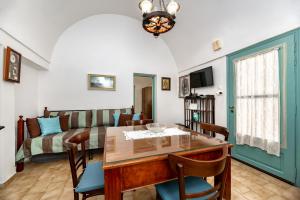 費拉的住宿－Authentic Santorinian Home Experience，客厅配有桌子和沙发