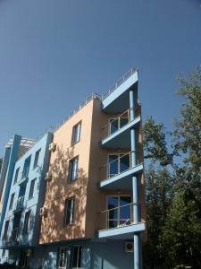 a building with blue balconies on the side of it at Hotel Park 2 in Kiten