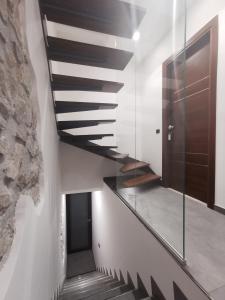 una escalera con barandillas de cristal en una casa en La Casetta Di Rosina, en Caccamo